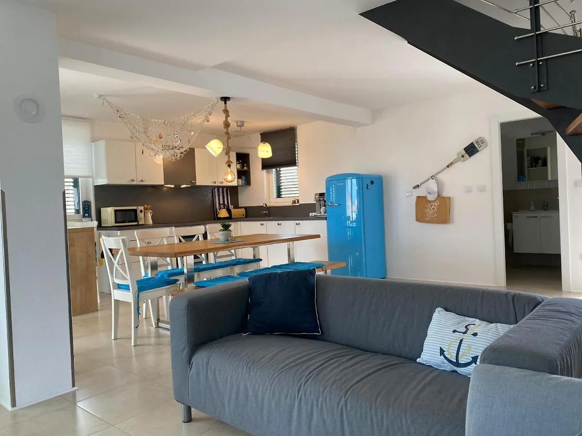 Apartment Tina Malinska 0*,  Croatia
