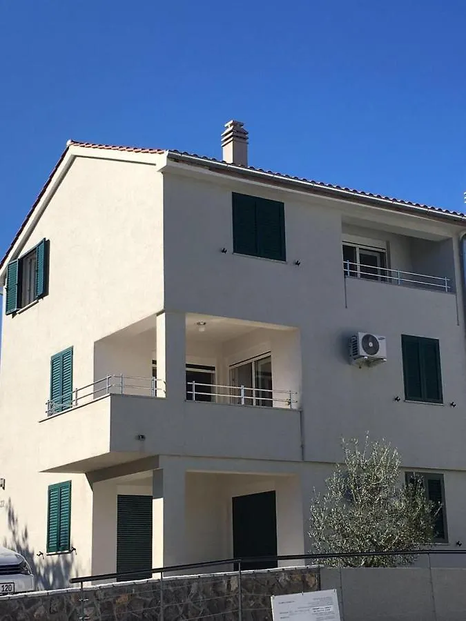 Apartment Tina Malinska 0*,  Croatia